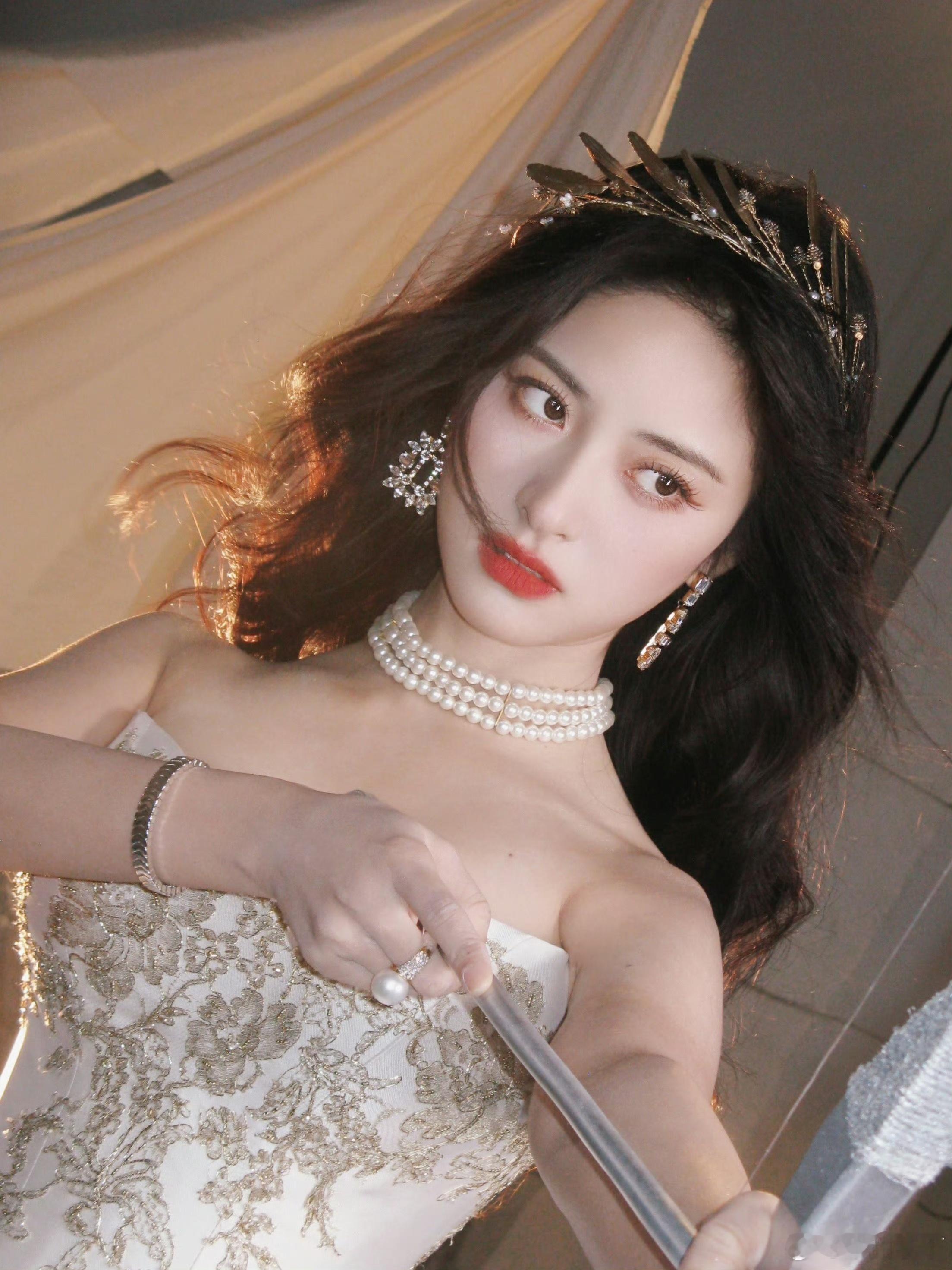 沈月简直跟精修两模两样，没有刘海辨识度低了看着也变凶了​​​