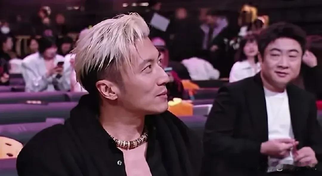 乔杉一句“下次见谢霆锋我拉个双眼皮”，把一场眼神比较变成了喜剧。这哪是美容计划，