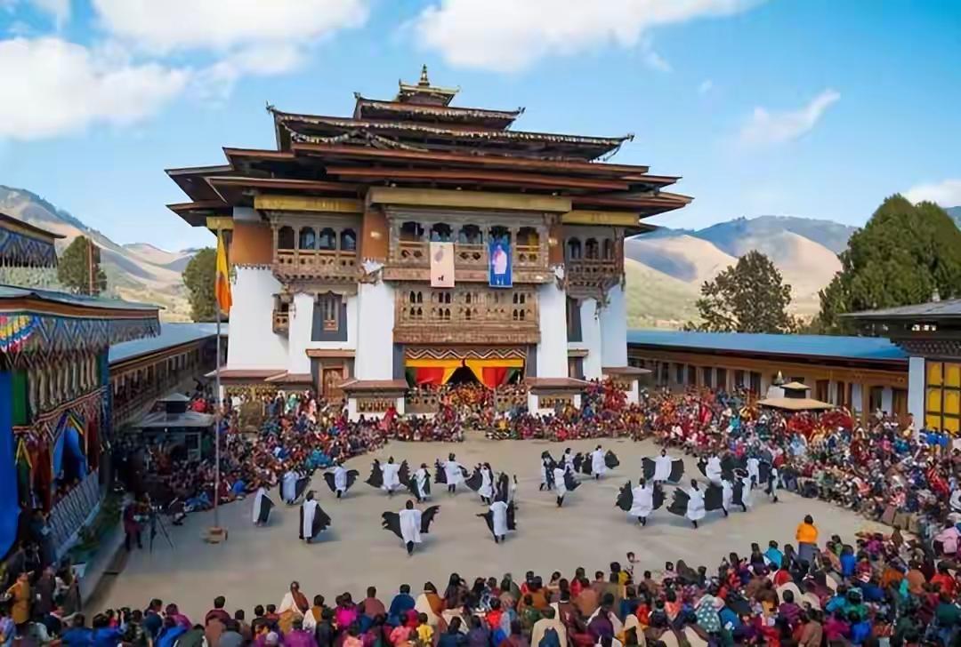 10块钱在不丹能买12个鸡蛋、一公斤大米、两公斤西红柿。可当地年轻人说，这恰恰是