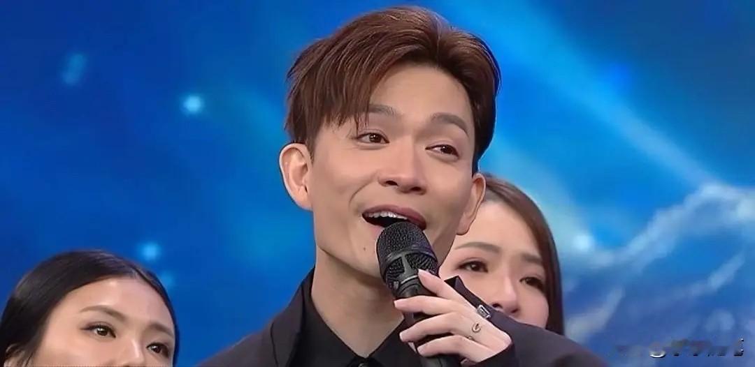 近日，某TVB知名演员参加内地歌唱比赛，却在晋级赛中惨遭淘汰。结果公布那一刻，他