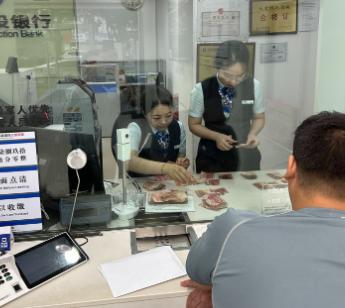 银行的吃相好难看！湖北十堰，男子去银行取8.2万现金，柜员称“取不了”，账上就剩