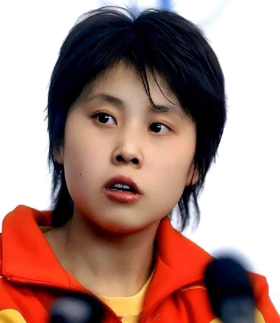 被国家队三次“开除”，最低谷时，国外递来一份改国籍的天价合同。王濛的回应是：“我