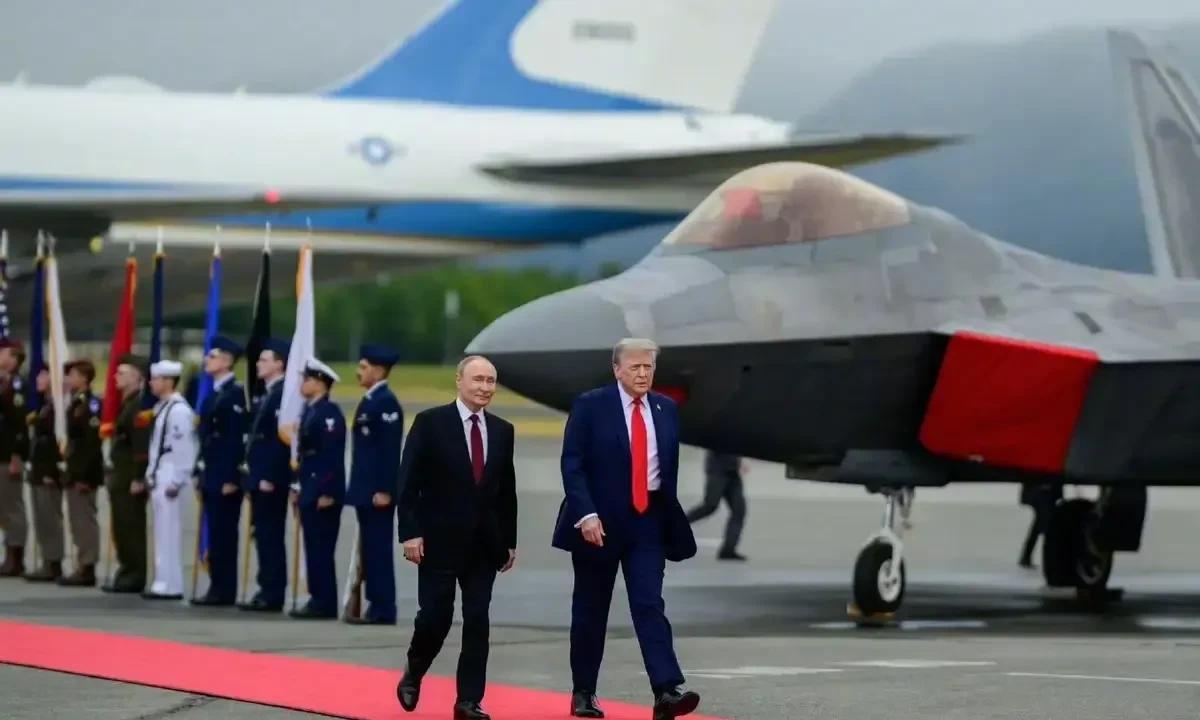 老特请出B-2和F-35：黔驴技穷普京在阿拉斯加走下总统专机后，迎接他的不只是