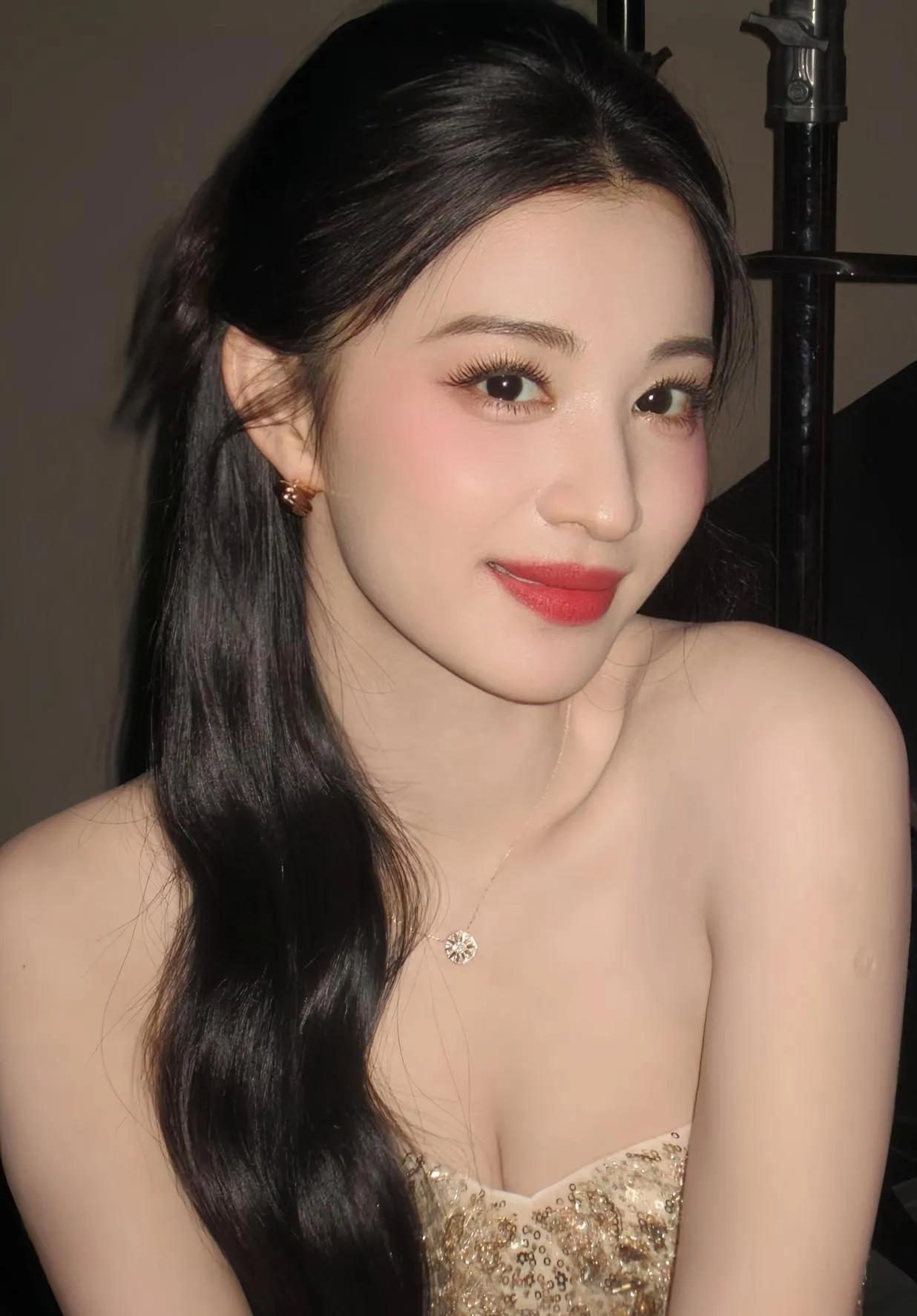 王楚然鎏金礼裙造型美到失语一袭渐变鎏金抹胸鱼尾裙勾勒出曼妙身姿，黑长卷发搭