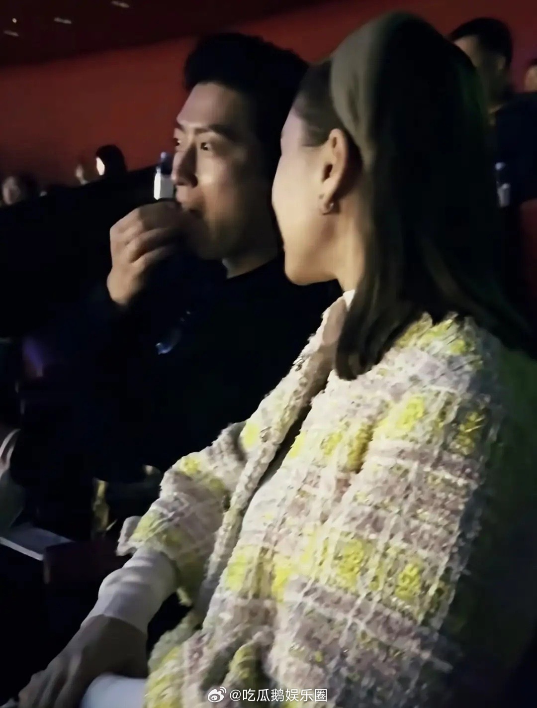 何超莲和老公在澳门看演出！很久没露面的窦骁出镜了，梳着大背头，穿黑色上衣依旧帅气