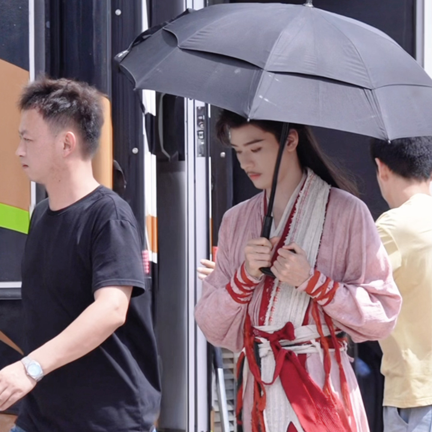 两只手握伞看得人怪石更的