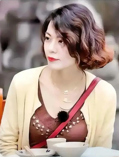 复旦大学陈果有句话很戳心：“没有任何一个女人会在自己喜欢的男人面前表现得很强势，