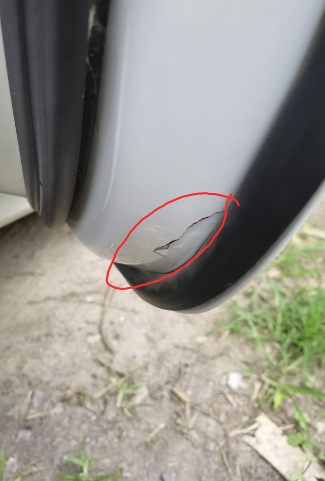 22款四代帝豪生锈问题两年多的时间车门锈成这样了，前车门现在也是起皱的状态，向