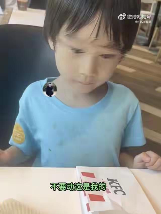 这个小女孩想吃榴莲，但是妈妈却没有钱给她买，她就专门等在超市卖水果的地方，一旦到