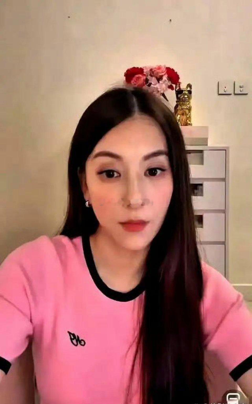 郭富城老婆方媛直播时忘了开美颜滤镜，这素颜也不丑啊​​​