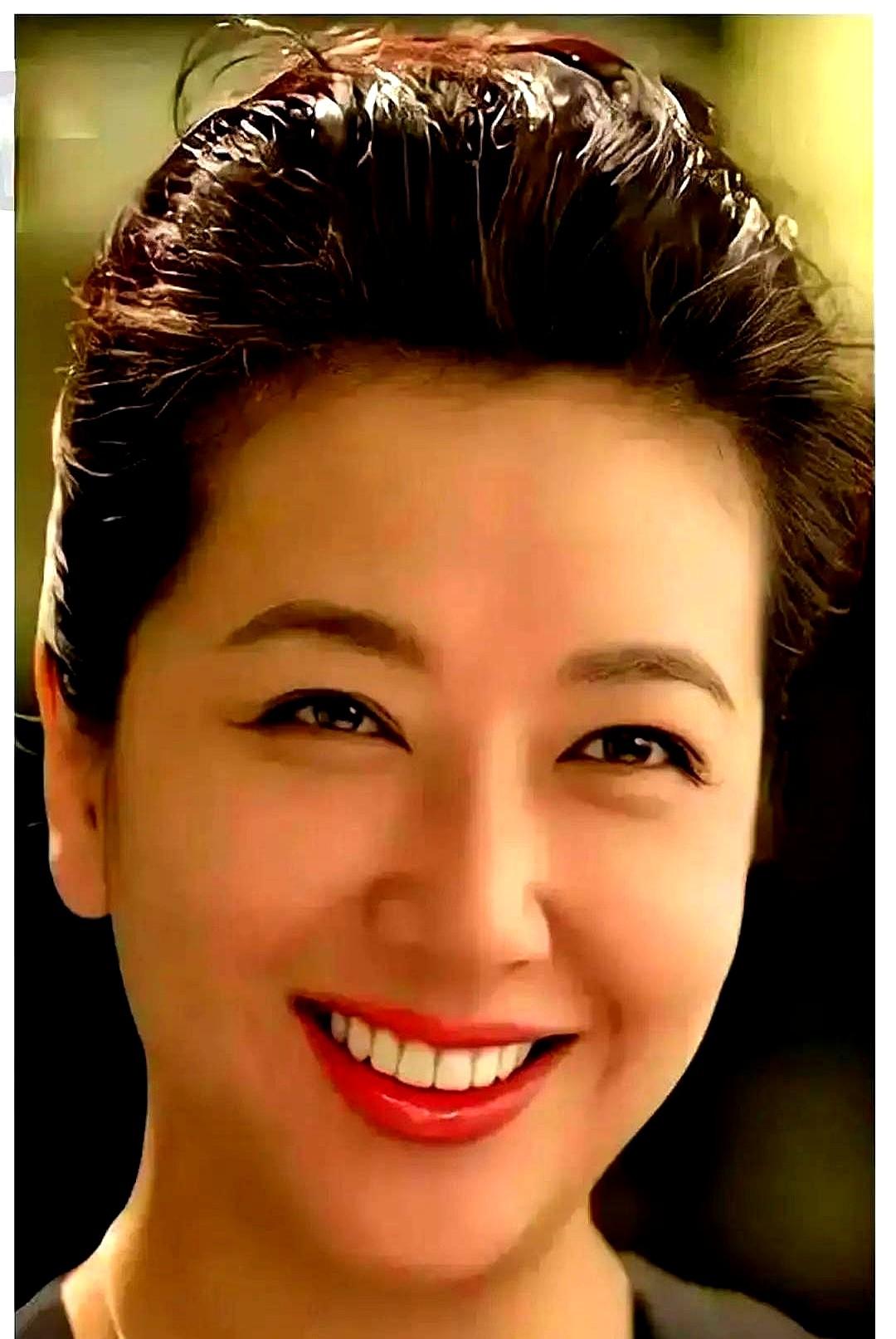 播放量预测下降30%！系统直接亮红灯，导演想冒险？没门。这场景，是不是有点眼