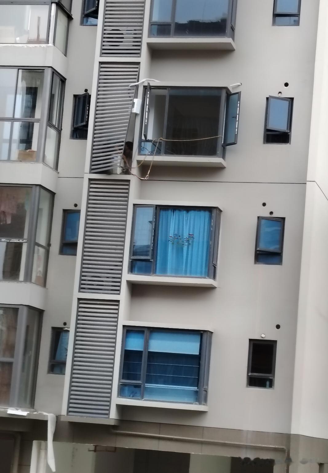 不理解空调外机的安装能不能在设计房子的时候就和安全逃生窗结合一下，不要搞得这么