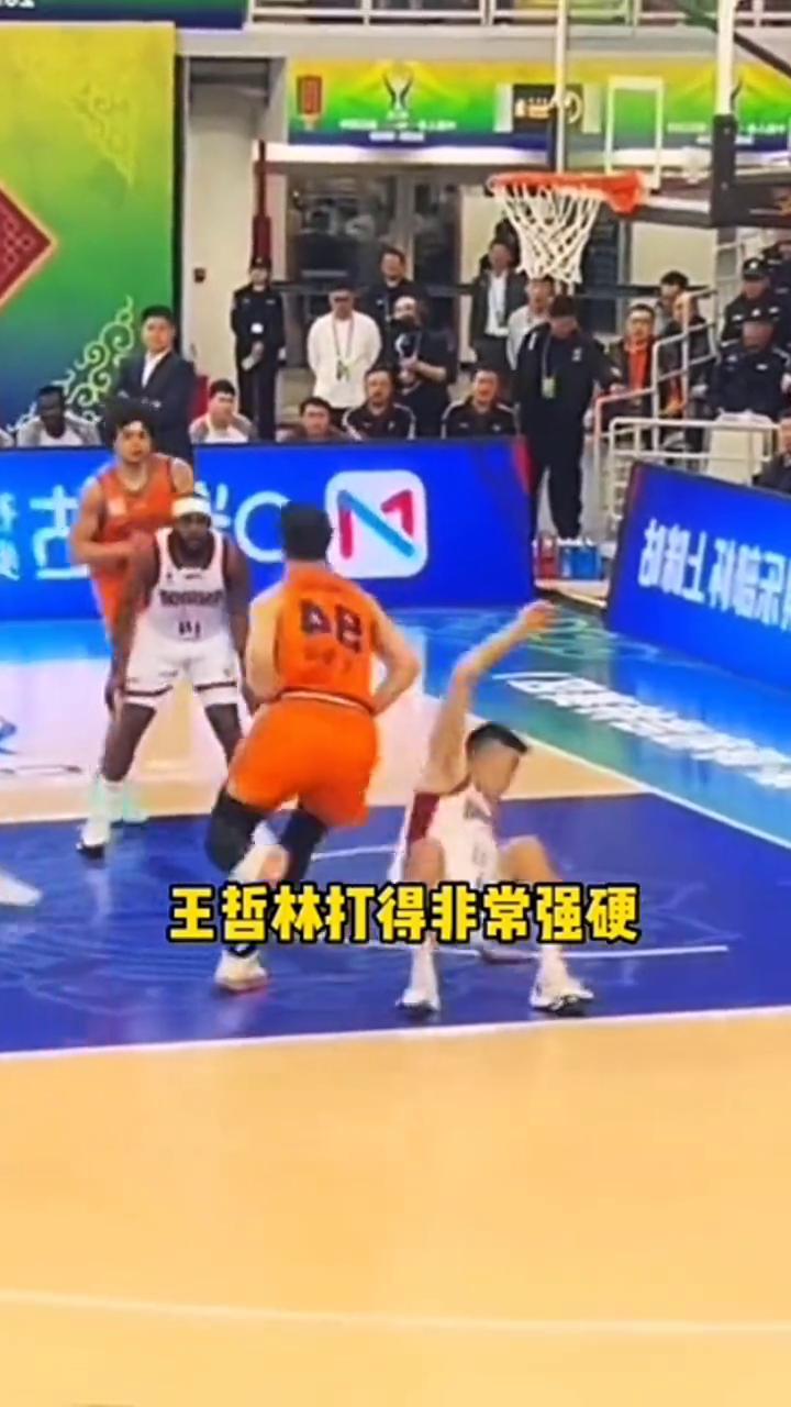 王哲林踩到了山西球员，差点冲突，又不是故意去踩，是落地踩的。王哲林打得非常强硬