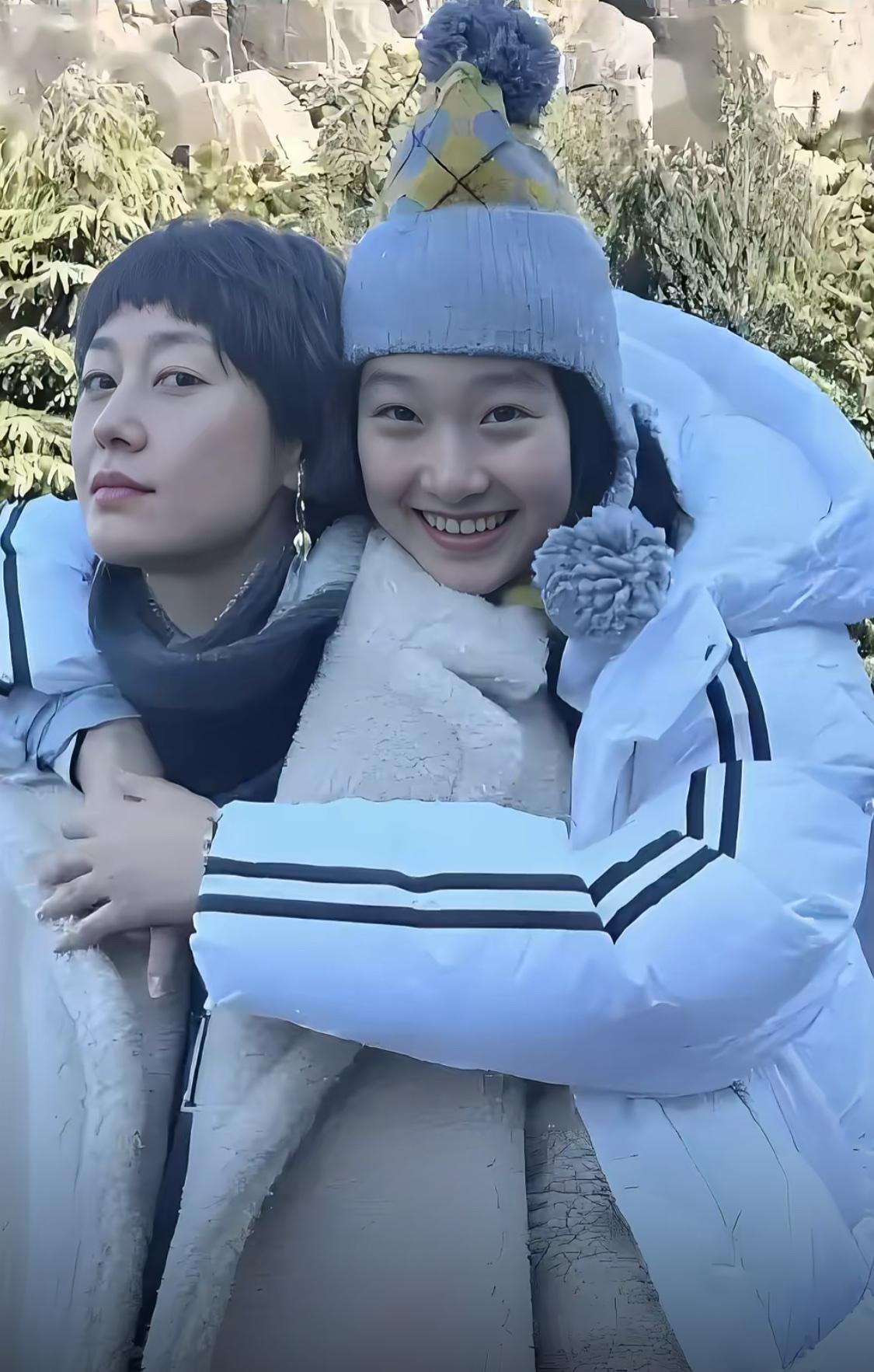 马伊琍大女儿文爱玛晒与外婆合照。照片中的文爱玛和文章好像，穿衣风格又与马伊琍
