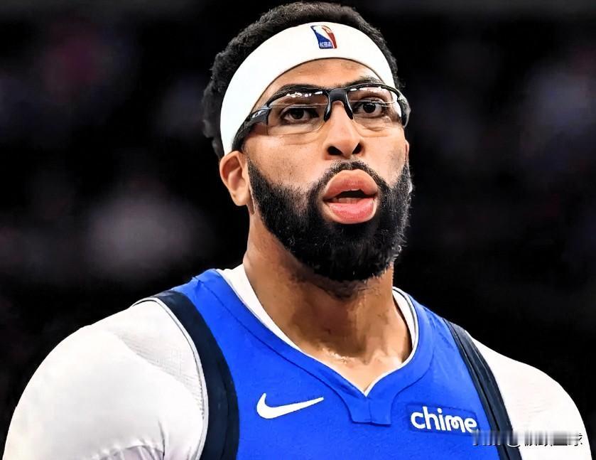 独行侠管理层太不尊重浓眉了！根据ESPN记者TimMacMahon的报道，