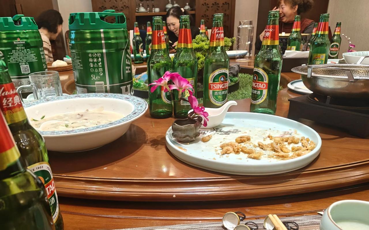 再品营口鲅鱼圈“海盛源”饭店昨天中午克非老头带鲅鱼圈家人（因工作上学缺席5人）