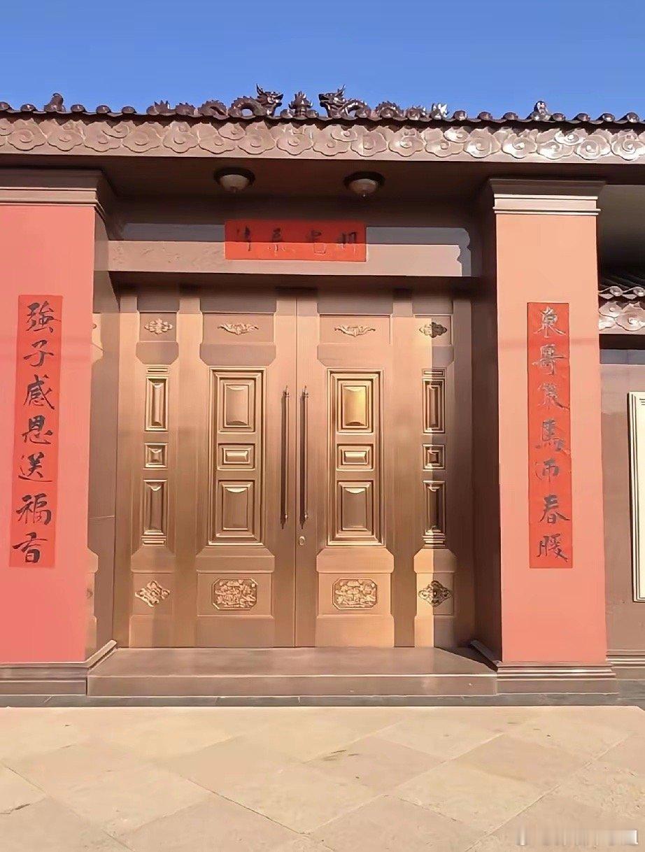 刘强东家今年春联火了，看看写了啥？上联：东哥策马迎春暖下联：强子感恩送福香横批：