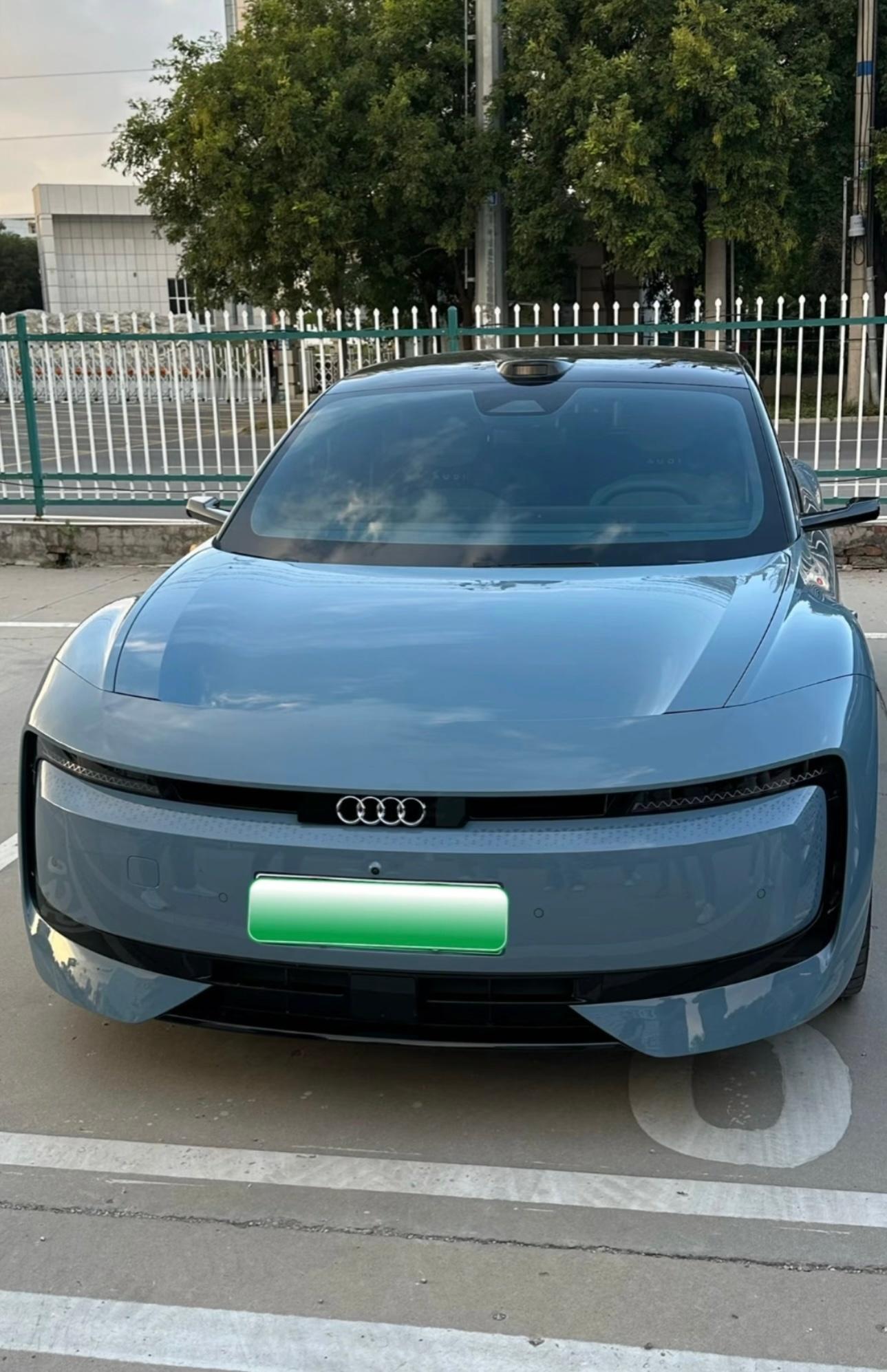 有网友把AUDI英文字母换成了经典四环相扣你们觉得顺眼了吗？[并不简单]个人觉得