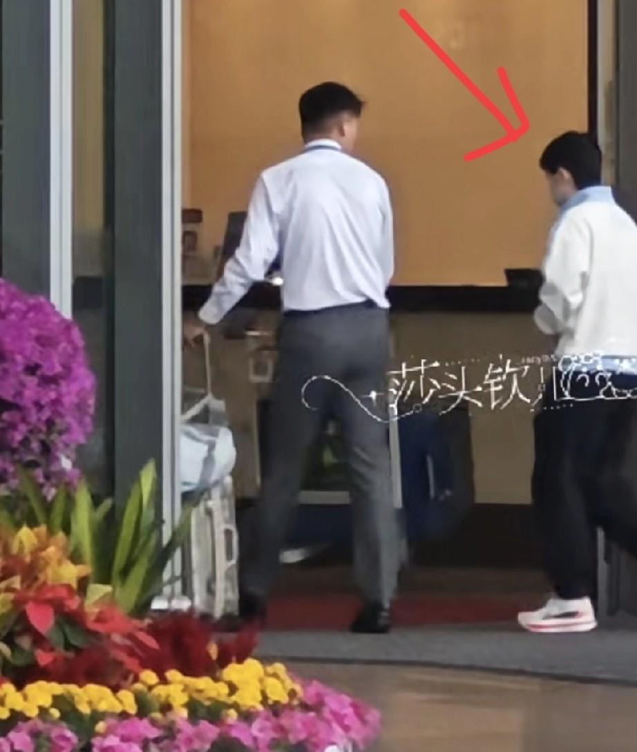 在大部队中没看到莎莎，所有人都在担心，原来她独自一人走了vip，应该在飞机