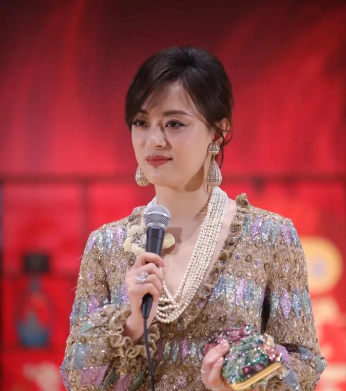 孙俪的衣品，怎么还越来越差了呢，就比如她这一身衣服，看起来实在是太繁琐了。她的