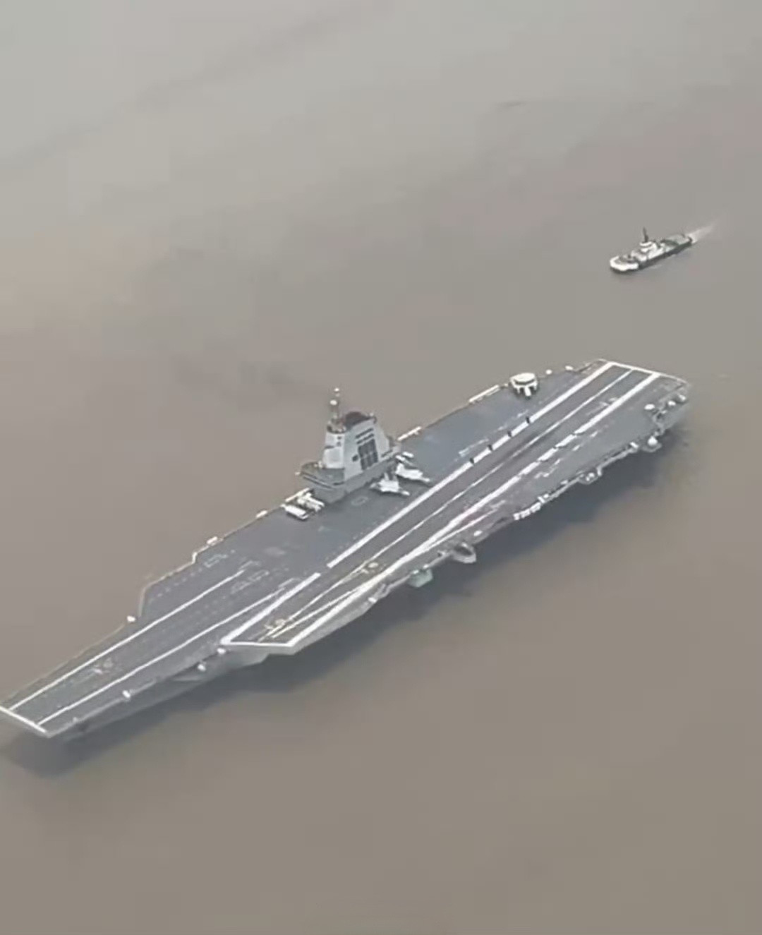 福建舰第八次海试归来，斜角甲板的阻拦索间似乎有很多轮胎印！👏👏👏烽火问鼎计