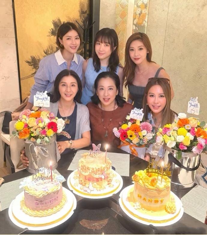 郭晶晶婆婆朱玲玲和众多名媛阔太一起庆生！10月5日，郭晶晶的婆婆朱玲玲和很多好