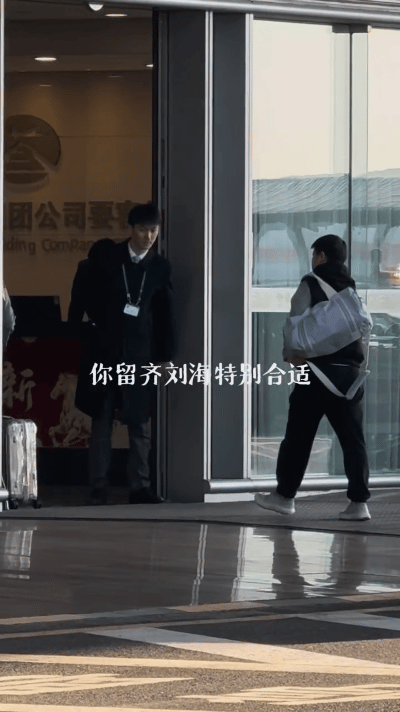 2.19日，孙颖莎出发去新加坡，莎莎仍然是走了vip通道。大年初三，国乒一起