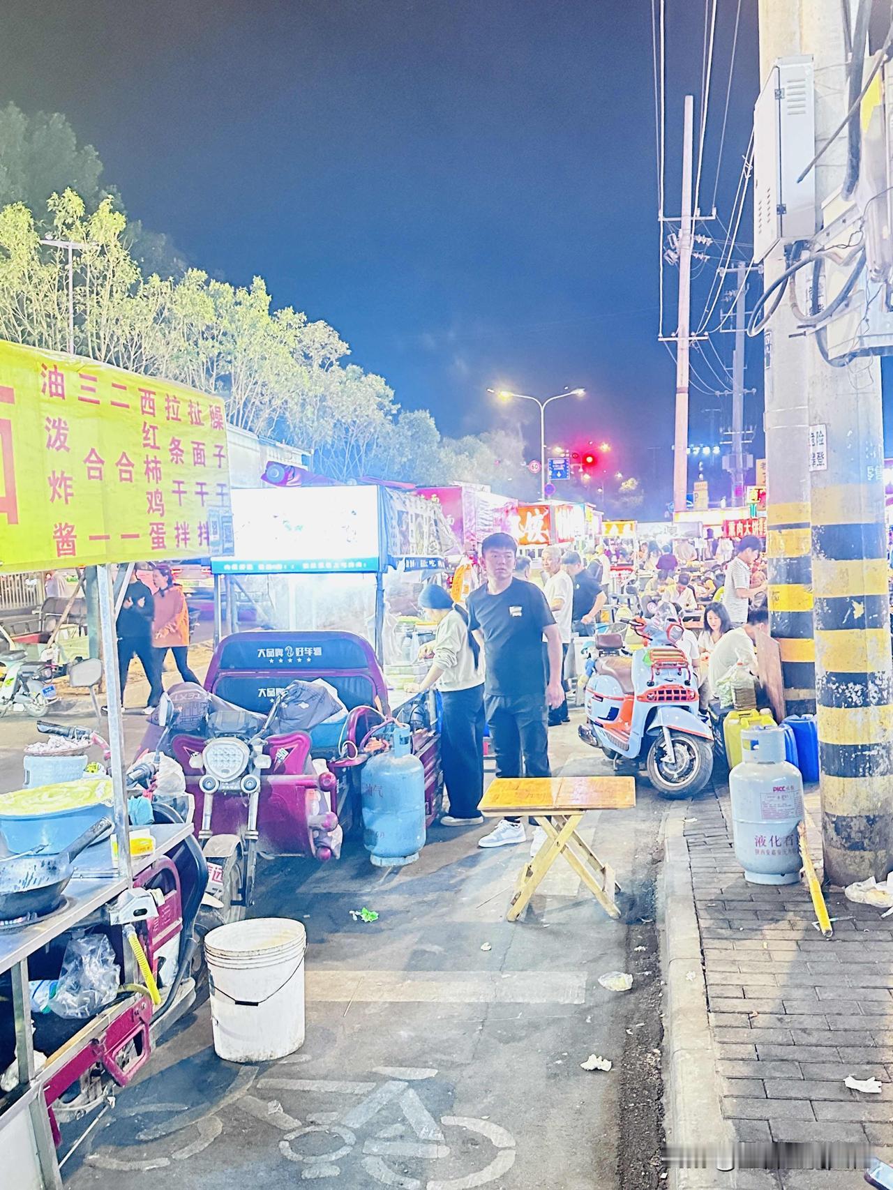 西安，夜生活还是很丰富的。特别是夜市，这个热闹。两个人吃些烤串，喝几瓶啤酒，