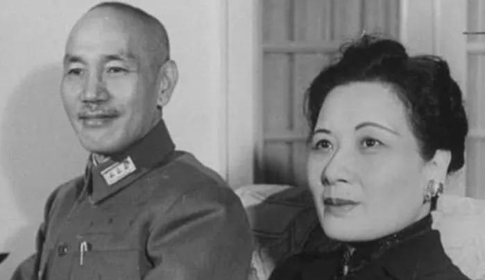 1943年盛夏，重庆上空刚刚拉响过一阵警报，戴笠正在军统局办公，一份内线简报刚刚