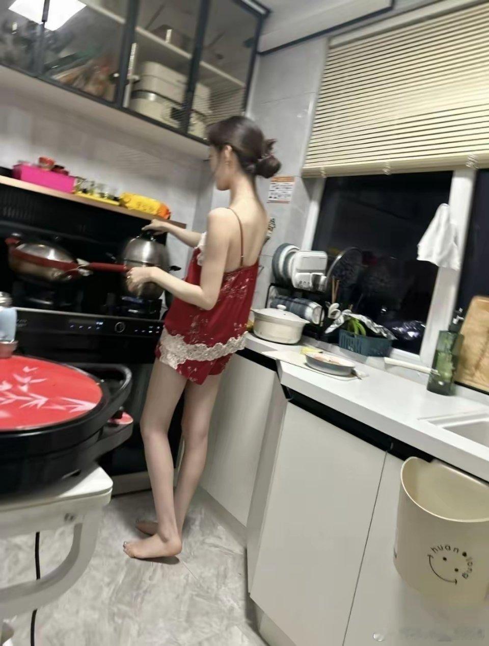 老婆真好啊，今天下班晚到家给我烧了一桌子菜