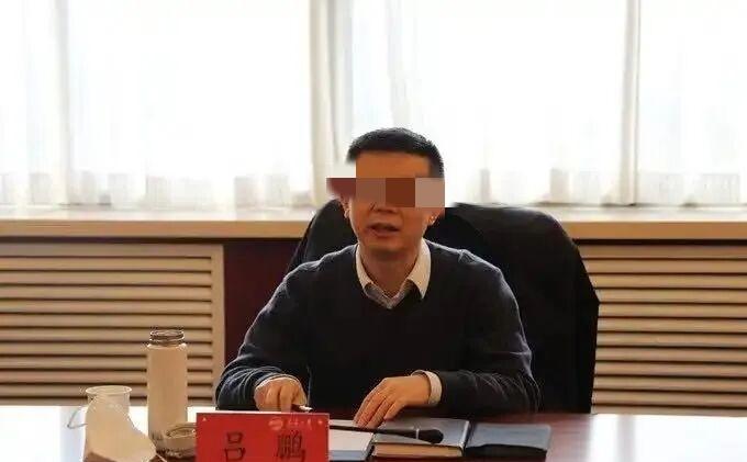 根据山东纪委监委网站消息，青岛市城阳区委书记吕鹏涉嫌严重违纪违法，主动投案，目前