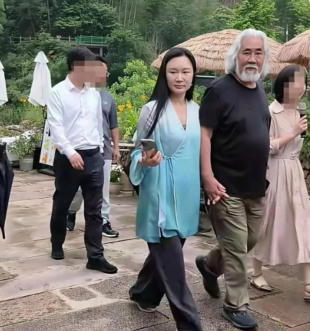 天呐，杜星霖真人跟镜头里差别好大！视频里她肤白似雪像水蜜桃，身材超棒，根本看不出