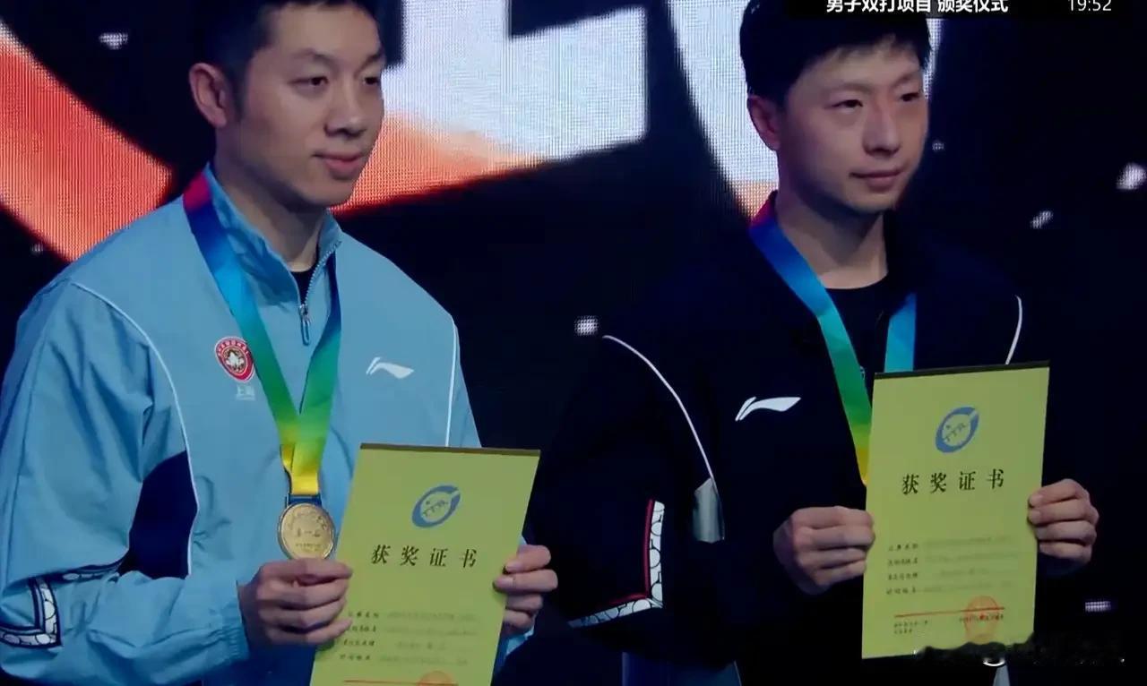 男双颁奖仪式，许昕和马龙笑的很开心。王励勤为男双颁奖，和马龙许昕笑着握手祝贺，想