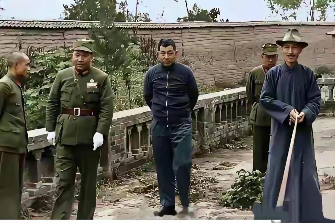 1936年，“西安事变”前的张学良，穿着美国进口的夹克衫，倒背双手感觉城府很深。