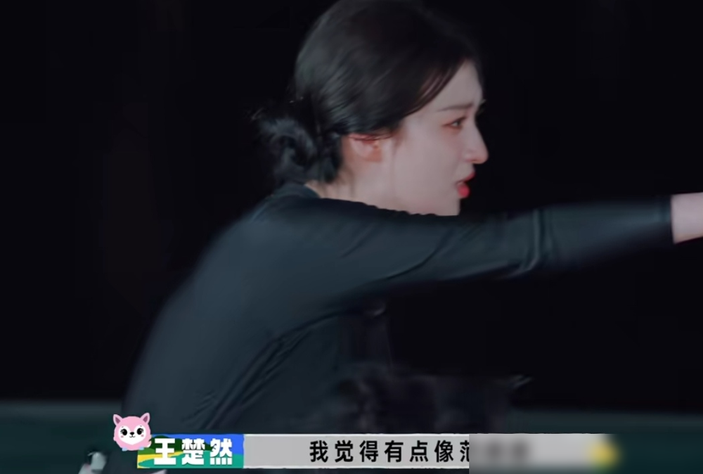 谁能想到，平时看着高冷美艳的王楚然，玩起心眼子来连沈腾都能坑！节目里她反手就把沈腾刀出局，面对胡先煦