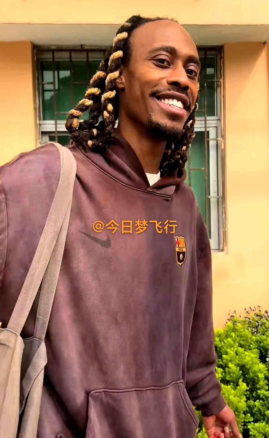 广东队球迷速集合！三外援下训日常太接地气了～今天中午12点多，麦考尔、萨