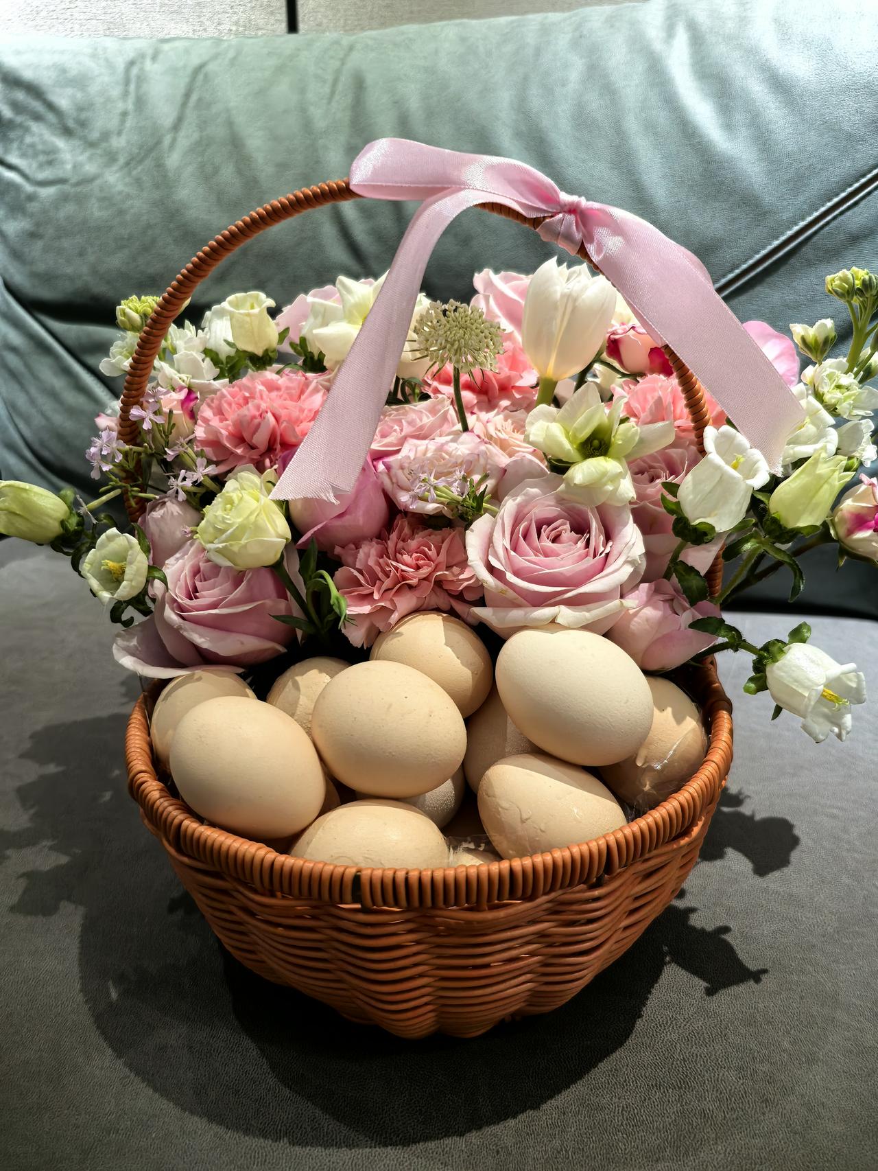 在送礼物这方面，果然还是年轻人更胜一筹，既懂得浪漫又特别实惠。昨晚儿媳妇的朋