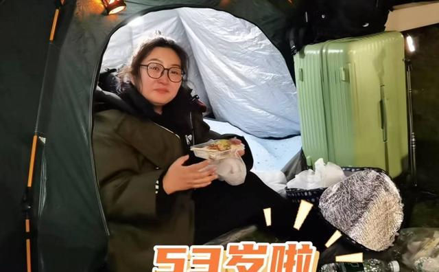 53岁大姐流浪街头，欠一屁股债又离婚，捡废品为生，没钱就没亲人王大姐蹲在路边