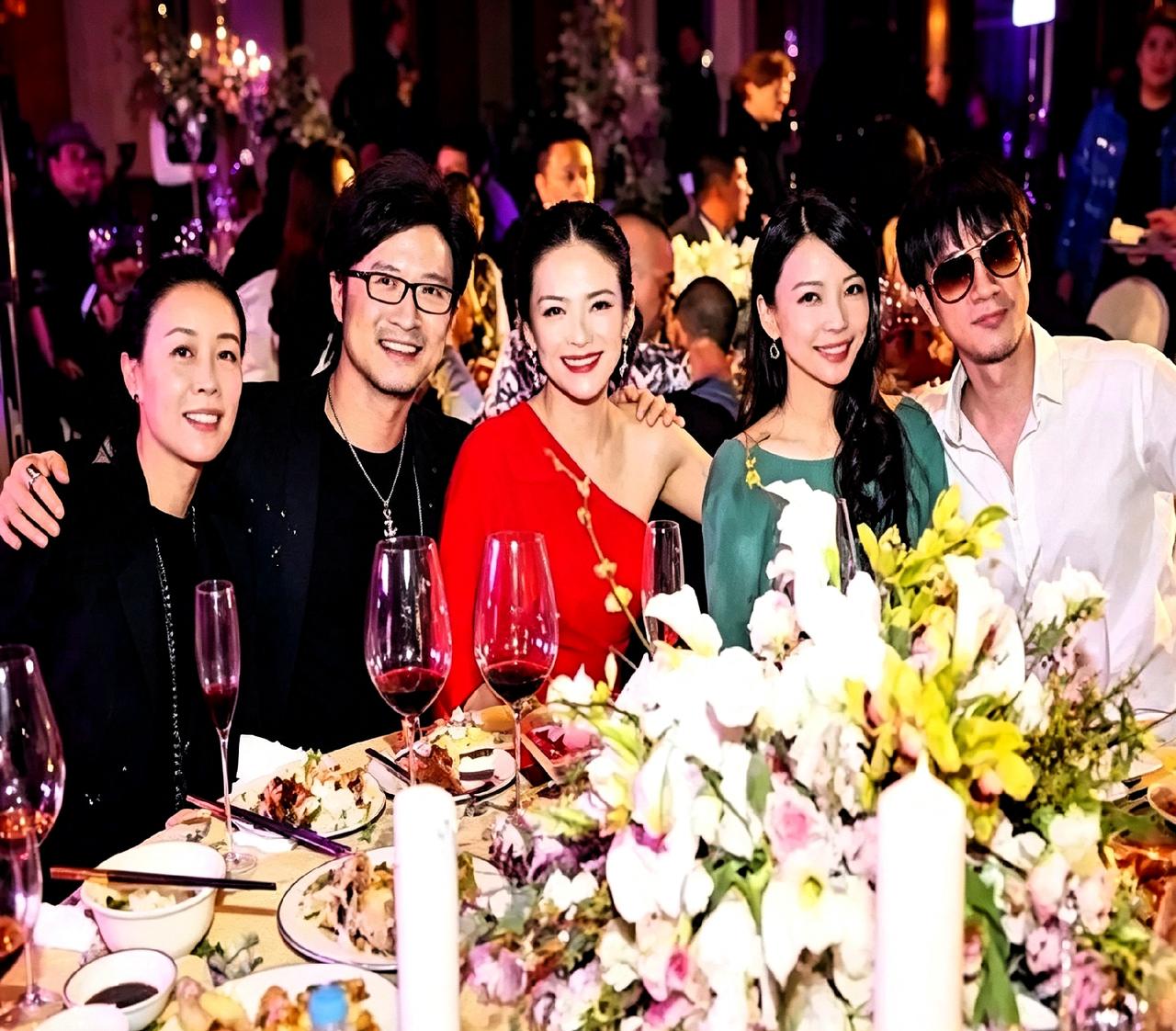 翻到一张老照片，那英、汪峰章子怡、王力宏李靓蕾都在。那会儿两对看着多甜啊，谁能想