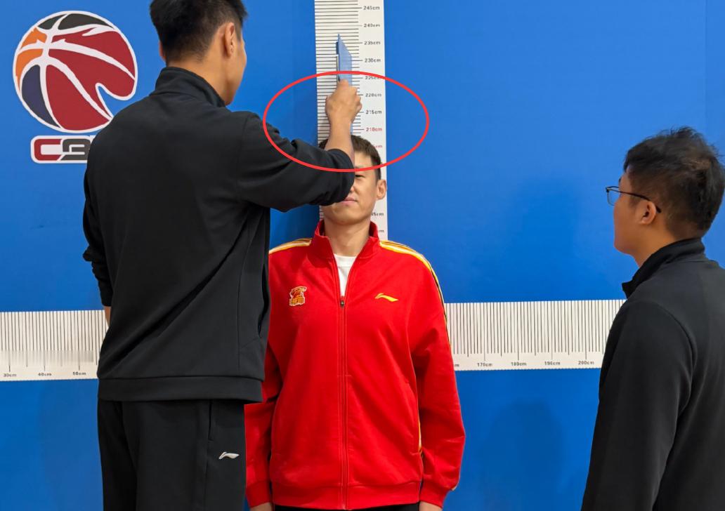 破案了，周鹏的真实身高是裸足208cm，穿鞋应该能达到210cm，远远超过官方2