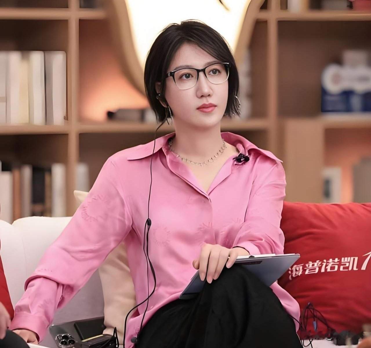 李雪琴问易立竞:“2001年这一批艺人，李亚鹏、巩俐、孙红雷、章子怡、刘烨、葛优、李冰冰、范伟、廖凡