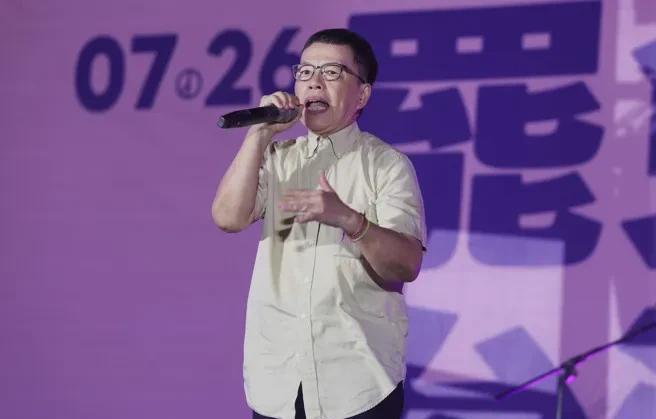 这人叫王小棣，单凭相片，一定认为是男性，但她是一位知名的台湾女导演，而且是台独女