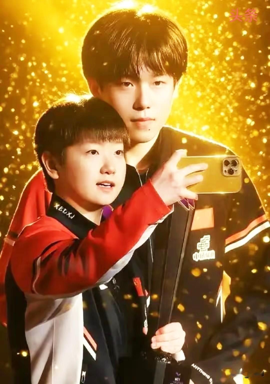 “莎莎”原本打算离开现场，没想到记者追问大头时，莎莎立刻转身又回到现场！ 