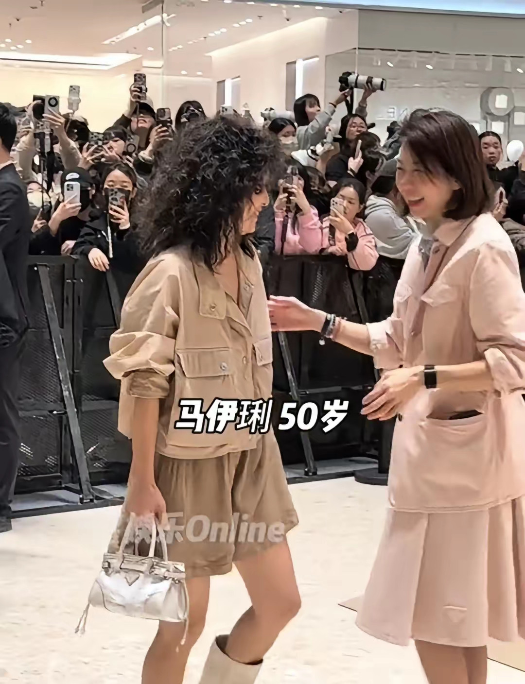 “马司令”换发型啦，莫非有啥“好事”降临？马伊琍摒弃了往日的直短发造型，这次直