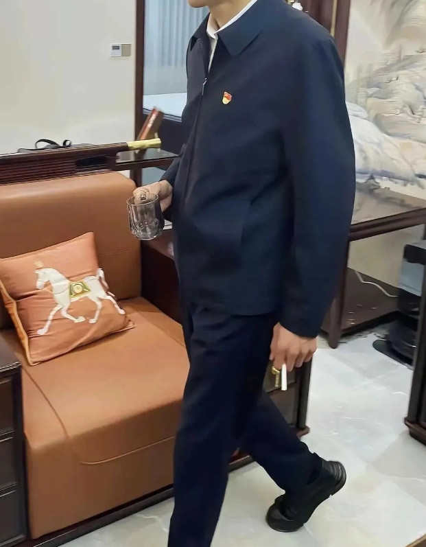 穿这身衣服的人，一般抽什么牌子的烟？