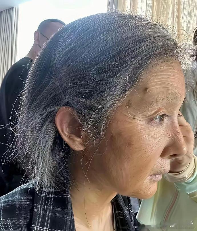 杨幂的老年妆整体看上去很自然，唯独睫毛太违和，哪个老年人睫毛能长这么长还这么翘的