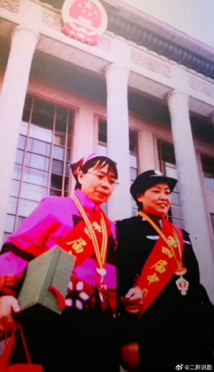 【#原来张桂梅和任长霞有过同框#】近日，有网友翻出张桂梅校长和任长霞局长合影