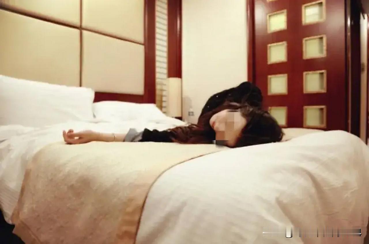 李某趁老公上夜班溜出去跟朋友喝大酒，醒来发现自己在酒店，回家装没事。两天后老公