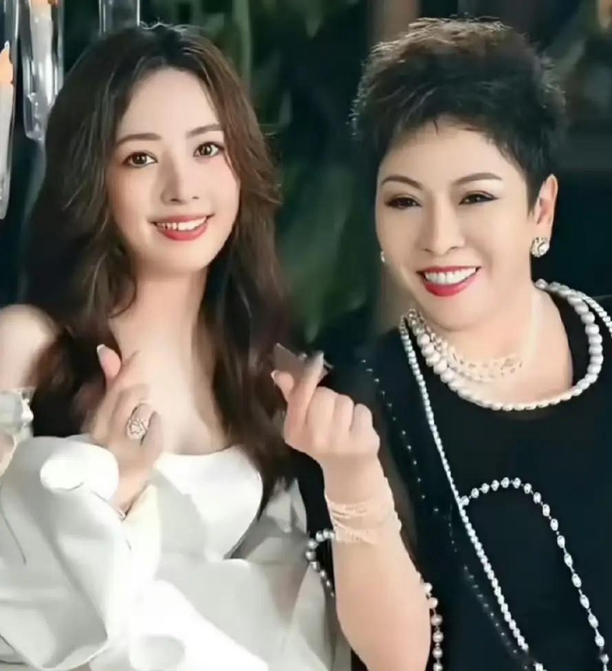 1.金晨这段时间因为工作的事，烦得都没有心思谈恋爱了，她算是女艺人里比较喜欢谈恋