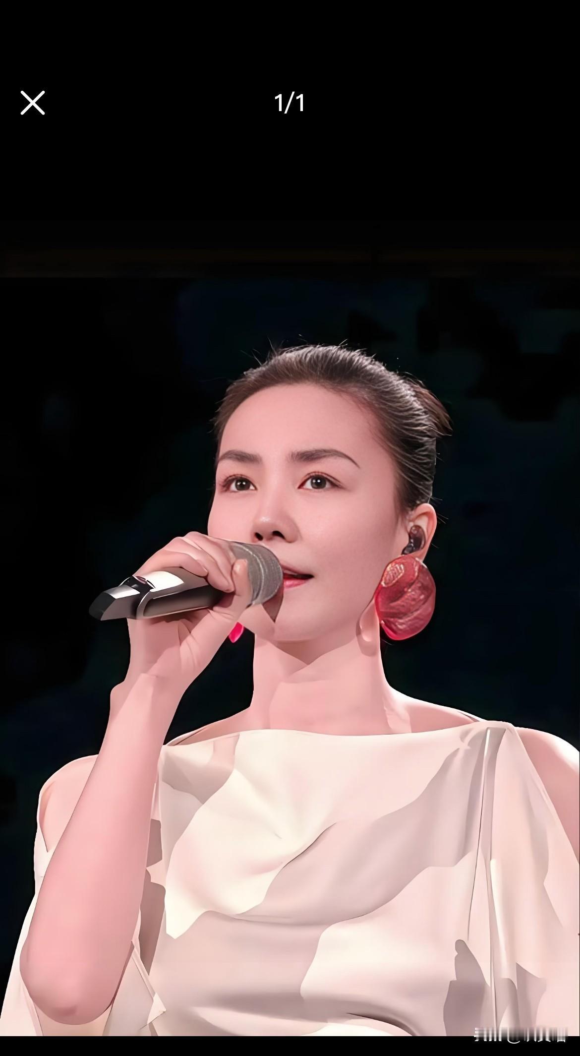 谢贤留下1亿遗产，九成给两个孙子，名单里从头到尾没王菲的名字。很多人替她抱不